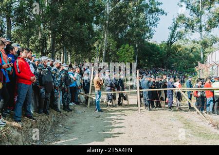 kathmandu, Nepal - 5 novembre 2023: I fan pazzi nepalesi di cricket assistono alla partita di qualificazione della Coppa del mondo T20 tra Nepal e Oman nel Tribhuvan interna Foto Stock