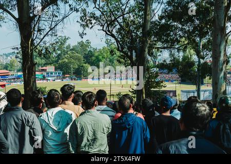 Kathmandu, Nepal - 5 novembre 2023: I fan pazzi nepalesi di cricket assistono alla partita di qualificazione della Coppa del mondo T20 tra Nepal e Oman nel Tribhuvan interna Foto Stock