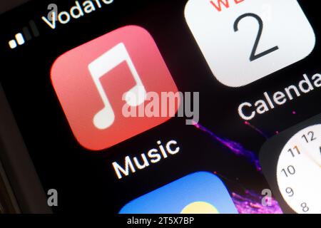 OSTRAVA, REPUBBLICA CECA - 2 AGOSTO 2023: Icona del servizio di streaming Apple Music su smartphone iOS, reso più costoso di recente Foto Stock