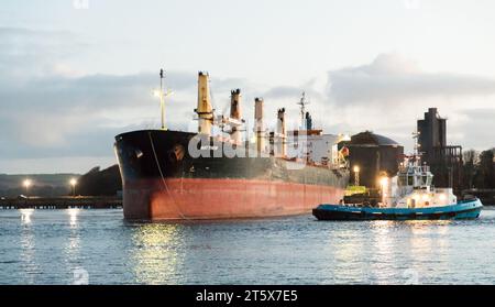 Marino Point, Cork, Irlanda. 7 novembre 2023. La nave antidroga MV Matthew è assistita dal rimorchiatore Gerry o'Sullivan mentre esegue una manovra di svolta sul fiume Lee all'alba prima di trasferirsi da Marino Point a un nuovo ormeggio a Ringaskiddy, Co. Cork. - Credito: David Creedon / Alamy Live News Foto Stock