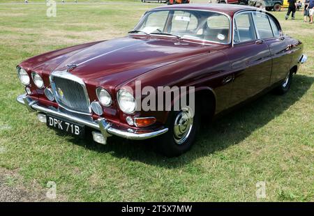 Vista frontale di tre quarti di una Maroon del 1964, Jaguar Mark X, in mostra al Salone dell'automobile di Bristol del 2023 Foto Stock