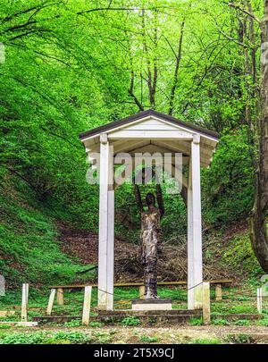 Piramidi bosniache, vicino alla città di Visoko, Bosnia ed Erzegovina, Piramide del Sole. Scultura nel parco all'interno del luogo della piramide Foto Stock