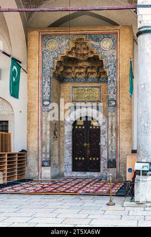 La porta della Moschea Gazi Husrev-bey è una moschea nella città di Sarajevo, Bosnia ed Erzegovina. Costruito nel XVI secolo. Foto Stock