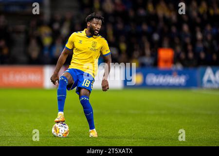 Brondby, Danimarca. 6 novembre 2023. Kevin Tshiembe (18) di Broendby SE visto durante il 3F Superliga match tra Broendby IF e Aarhus GF al Brondby Stadium. (Foto: Gonzales Photo/Alamy Live News Foto Stock