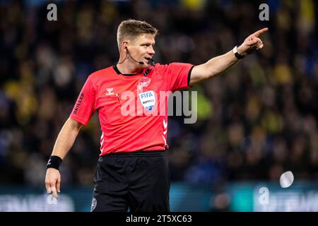 Brondby, Danimarca. 6 novembre 2023. L'arbitro Jakob Sundberg visto durante il 3F Superliga match tra Broendby IF e Aarhus GF al Brondby Stadium. (Foto: Gonzales Photo/Alamy Live News Foto Stock