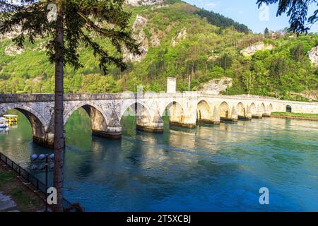 Ammira il ponte Sokolovic di Mehmed Pasa sul fiume Drina e la città di Visegrad, Bosnia ed Erzegovina Foto Stock