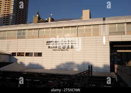 1 novembre 2023, Tokyo, Giappone: Stazione di Nippori sulle linee JR East e Keisei skyliner. (Immagine di credito: © Taidgh Barron/ZUMA Press Wire) SOLO USO EDITORIALE! Non per USO commerciale! Foto Stock