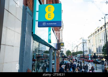 LONDRA, 6 OTTOBRE 2023: Vista elevata del negozio EE BT e della folla di acquirenti su Oxford Street, la strada dello shopping più importante nel West End Foto Stock