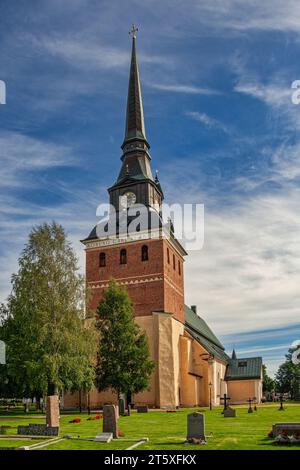 La chiesa di Mora ha sia un campanile che una torre. Nel Medioevo la chiesa fu dedicata a San Michele. Svezia, Svealand, Mora Foto Stock