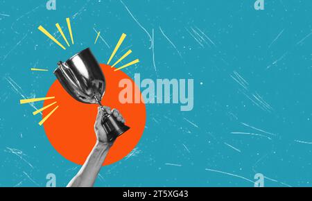 Un collage artistico contemporaneo con una mano che regge un trofeo. Il concetto di vittoria e conquista. Foto Stock