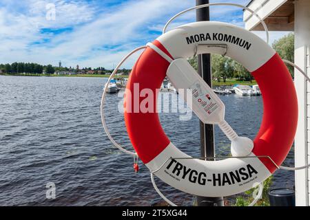 Sul molo del lago Siljan una vita rossa e bianca con gli scritti del comune di Mora. Mora, Svezia, Svealand, Mora Foto Stock