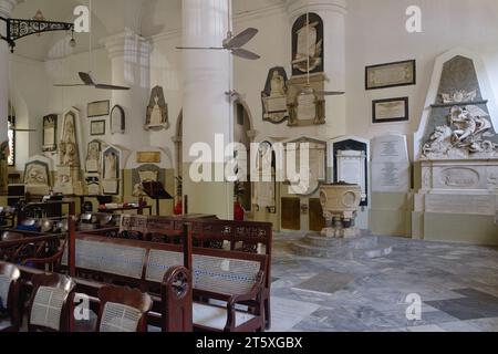 All'interno di St Thomas' Cathedral nella zona di Fort, Mumbai, India, con memoriali dell'epoca coloniale e targhe commemorative per ufficiali coloniali lungo le mura Foto Stock