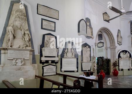 All'interno di St Thomas' Cathedral nella zona di Fort, Mumbai, India, con memoriali dell'epoca coloniale e targhe commemorative per ufficiali coloniali lungo le mura Foto Stock