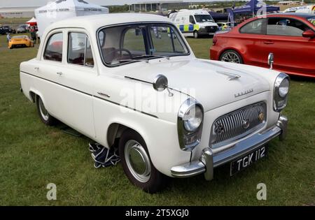 Vista frontale di tre quarti di una 1957, Cream, Ford Prefect 100E, esposta al British Motor Show del 2023. Foto Stock
