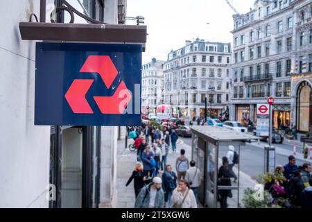 LONDRA, 6 OTTOBRE 2023: Vista dall'alto della NatWest Bank e della folla di acquirenti su Regent Street, la strada dello shopping simbolo del West End Foto Stock