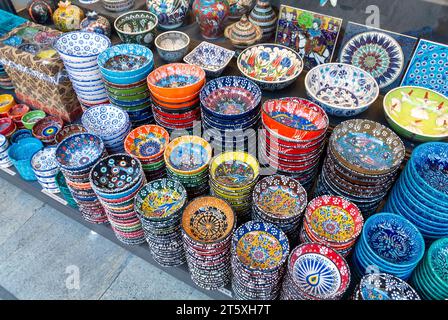 Istanbul, Turchia, piatti in ceramica con motivi islamici al bazar Arasta, solo editoriale. Foto Stock