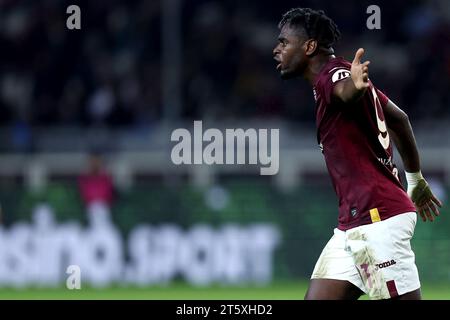 Torino, Italia. 6 novembre 2023. Duvan Zapata del Torino FC gestisce durante la partita di serie A tra Torino FC e noi Sassuolo allo Stadio Olimpico il 6 novembre 2023 a Torino. Crediti: Marco Canoniero/Alamy Live News Foto Stock