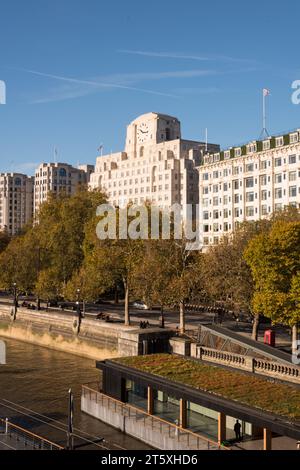 The River Tamigi e Frances Milton Cashmore's Shell Mex House (alias 80 Strand), Londra, WC2, Inghilterra, Regno Unito Foto Stock