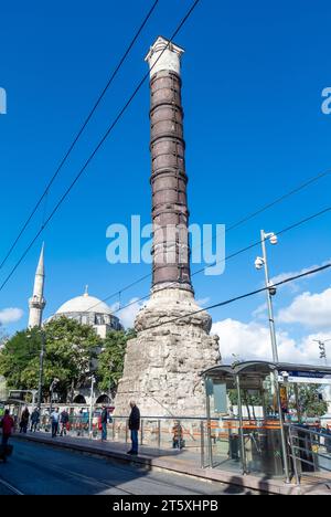 Istanbul, Turchia, ottobre 2023, la colonna di Costantino (in turco: Çemberlitaş Sütunu) è una colonna monumentale costruita per il conquistatore romano Costantino Foto Stock