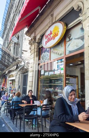 Istanbul, Turchia, turchi in una terrazza di caffè sulla strada, solo editoriale. Foto Stock