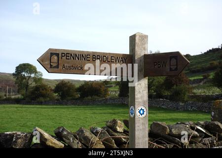 Cartello di legno per Pennine Bridleway ad Auswick da Feizor nel Parco nazionale Yorkshire Dales, Inghilterra, Regno Unito. Foto Stock