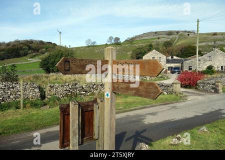 Cartello di legno per Pennine Bridleway ad Auswick da Feizor nel Parco nazionale Yorkshire Dales, Inghilterra, Regno Unito. Foto Stock