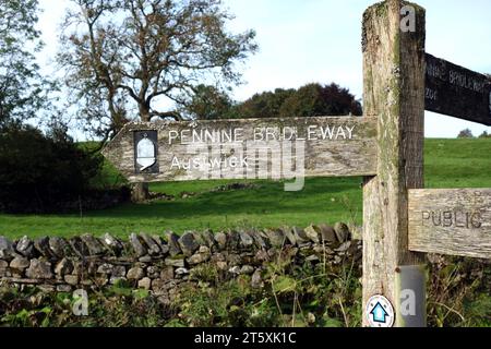 Cartello di legno per Pennine Bridleway ad Auswick da Feizor nel Parco nazionale Yorkshire Dales, Inghilterra, Regno Unito. Foto Stock