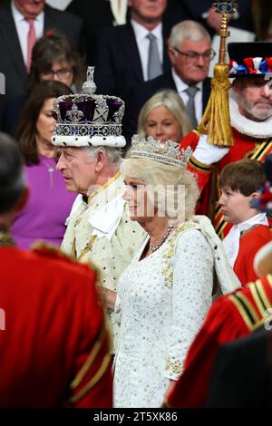 Re Carlo III, che indossa la corona imperiale di Stato, e la regina Camilla, che indossa il Diadem di Stato Giorgio IV, arrivano per l'apertura di Stato del Parlamento nella camera dei lord al Palazzo di Westminster a Londra. Data immagine: Martedì 7 novembre 2023. Foto Stock