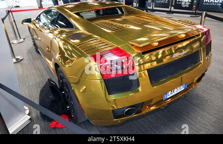 La Lamborghini Gallardo Gold, 2003, presente in "Fast X", parte del franchise Fast&Furious, in mostra al British Motor Show del 2023 Foto Stock