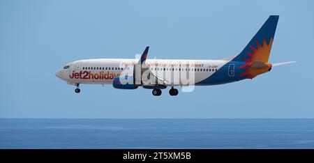 Tenerife, Spagna 5 novembre 2023. Il Boeing 737-8K2 di Jet2 vola nel cielo blu, atterrando all'aeroporto di Tenerife sull'oceano Foto Stock