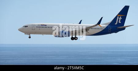 Tenerife, Spagna 5 novembre 2023. Boeing 737-8KN di Jettime vola nel cielo blu, atterrando all'aeroporto di Tenerife sull'oceano Foto Stock