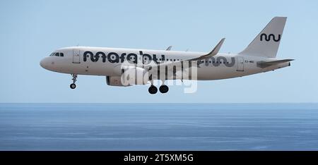 Tenerife, Spagna 5 novembre 2023. L'Airbus A320-271N di Marabu vola nel cielo blu, atterrando all'aeroporto di Tenerife sull'oceano Foto Stock