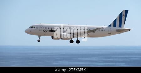 Tenerife, Spagna 5 novembre 2023. L'Airbus A320-214 di Condor vola nel cielo blu, atterrando all'aeroporto di Tenerife sull'oceano Foto Stock