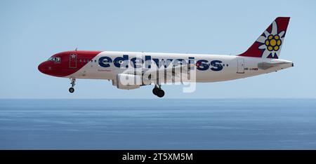 Tenerife, Spagna 5 novembre 2023. L'Airbus A320-214 della Edelweiss Air vola nel cielo blu, atterrando all'aeroporto di Tenerife sull'oceano Foto Stock