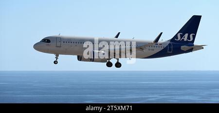 Tenerife, Spagna 5 novembre 2023. L'Airbus A320-251N di SAS Airlines vola nel cielo blu, atterrando all'aeroporto di Tenerife sull'oceano Foto Stock