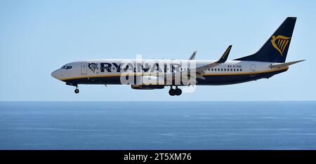 Tenerife, Spagna 5 novembre 2023. Il Boeing 737-8AS di Ryanair Airlines vola nel cielo blu, atterrando sull'oceano all'aeroporto di Tenerife Foto Stock