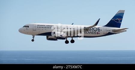 Tenerife, Spagna 5 novembre 2023. L'Airbus A320-251N di Atlantic Airways Airlines vola nel cielo blu, atterrando all'aeroporto di Tenerife sull'oceano Foto Stock