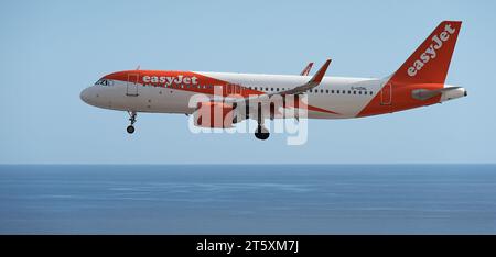 Tenerife, Spagna 5 novembre 2023. L'Airbus A320-251N di easyJet Airlines vola nel cielo blu, atterrando all'aeroporto di Tenerife sull'oceano Foto Stock