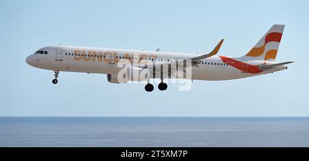 Tenerife, Spagna 5 novembre 2023. L'Airbus A321-211 di Sunclass Airlines vola nel cielo blu, atterrando all'aeroporto di Tenerife sull'oceano Foto Stock