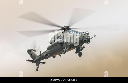 Un elicottero d'attacco Augusta AH-129D Mangusta, esposto dall'esercito italiano al RIAT 2023 Foto Stock