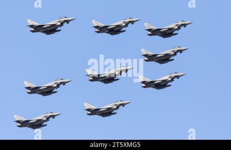 9 Eurofighter 'Typhoon's' (EF-2000) volano in formazione come parte delle celebrazioni della Festa della Spagna a Madrid, ottobre 2023 Foto Stock