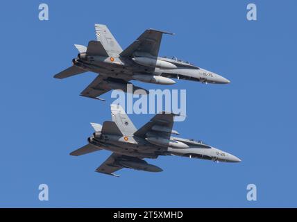 Un paio di McDonnell Douglas EF-18 Hornets volano su Madrid come parte delle celebrazioni per la Festa della Spagna, ottobre 2023 Foto Stock