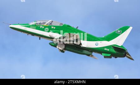 Un jet da addestramento Saudi Hawk BAE Hawk Mk.65 durante la loro esibizione al RIAT 2023 Foto Stock