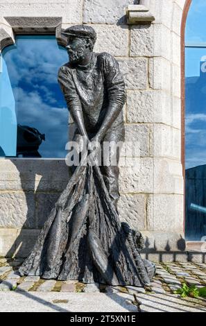 Parte dell'Aberdeen Fishing Memorial, una scultura di David Williams-Ellis (2018) presso l'Aberdeen Maritime Museum, Shiprow, Aberdeen, Scozia, Regno Unito Foto Stock