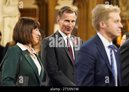 Il Cancelliere dello Scacchiere Jeremy Hunt cammina attraverso la lobby centrale del Palazzo di Westminster dopo l'apertura di Stato del Parlamento alla camera dei Lord di Londra. Data immagine: Martedì 7 novembre 2023. Foto Stock