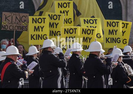 Londra, Regno Unito. 7 novembre 2023. Campagna anti-monarchica del gruppo Repubblica per l'abolizione della monarchia a Westminster il giorno dell'apertura statale del Parlamento. Il discorso della cerimonia di KingÕs illustrerà le politiche, le priorità e le leggi previste per il prossimo anno. È probabile che sia l'ultimo che Charles dà prima delle prossime elezioni generali. Crediti: Guy Corbishley/Alamy Live News Foto Stock