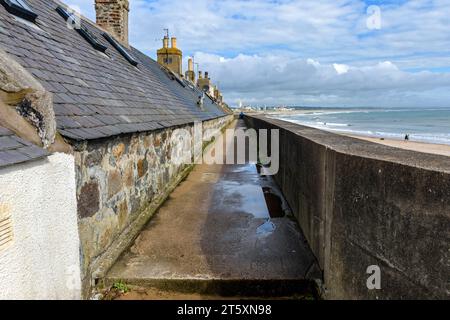 Dietro una fila di case nello storico ex villaggio di pescatori di Footdee, costruito con le spalle al mare per proteggersi. Aberdeen, Scozia, Regno Unito Foto Stock
