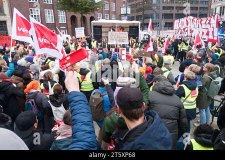 Warnstreik im öffentlichen Dienst Gewerkschaft ver.di Verdi Arbeitsniederlegungen im öffentlichen Dienst Angestellte aller Landesbehörden und Landesbetriebe Abschlusskundgebung auf dem Gänsemarkt Streikrecht Tarifstreit Tarifverhandlungen für die Beschäftigten der Bundesländer 20231107ad731 Amburgo Germania *** sciopero di avvertimento nel settore pubblico il sindacato ver di Verdi lavora con i dipendenti del settore pubblico di tutte le autorità statali e della State Enterprises Final raduno a Gänsemarkt diritto di sciopero contrattazione collettiva disputa contrattazione collettiva per i dipendenti del Foto Stock
