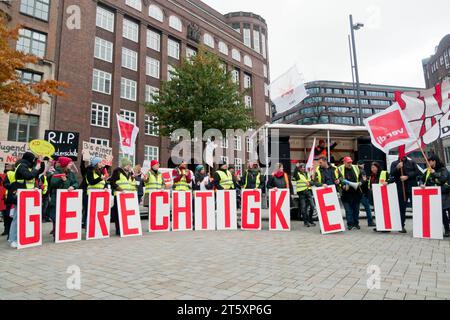 Warnstreik im öffentlichen Dienst Gewerkschaft ver.di Verdi Arbeitsniederlegungen im öffentlichen Dienst Angestellte aller Landesbehörden und Landesbetriebe Abschlusskundgebung auf dem Gänsemarkt Streikrecht Tarifstreit Tarifverhandlungen für die Beschäftigten der Bundesländer 20231107ad725 Amburgo Germania *** sciopero di avvertimento nel settore pubblico il sindacato ver di Verdi lavora con i dipendenti del settore pubblico di tutte le autorità statali e della State Enterprises Final raduno a Gänsemarkt diritto di sciopero contrattazione collettiva disputa contrattazione collettiva per i dipendenti del Foto Stock