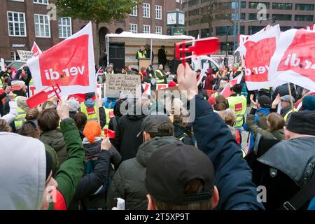 Warnstreik im öffentlichen Dienst Gewerkschaft ver.di Verdi Arbeitsniederlegungen im öffentlichen Dienst Angestellte aller Landesbehörden und Landesbetriebe Abschlusskundgebung auf dem Gänsemarkt Streikrecht Tarifstreit Tarifverhandlungen für die Beschäftigten der Bundesländer 20231107ad744 Amburgo Germania *** sciopero di avvertimento nel settore pubblico il sindacato ver di Verdi lavora con i dipendenti del settore pubblico di tutte le autorità statali e della State Enterprises Final raduno a Gänsemarkt diritto di sciopero contrattazione collettiva disputa contrattazione collettiva per i dipendenti del Foto Stock